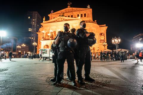 Polizisten stehen nachts vor der Alten Oper. Nach den Ausschreitungen war für das Areal ein Betretungsverbot verhängt worden. Archivfoto: dpa