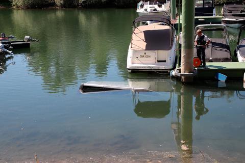 Ein Auto ist bei Ginsheim in den Altrhein gerollt und in einiger Entfernung vom Ufer zwischen den dort vertäuten Sportbooten versunken. Foto: 5Vision.media 