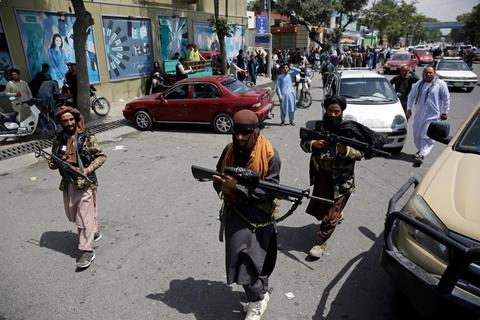 Einschüchterung: Schwer bewaffnete Taliban-Kämpfer patrouillieren durch die Straßen der afghanischen Hauptstadt Kabul. Foto: Rahmat Gul/dpa 