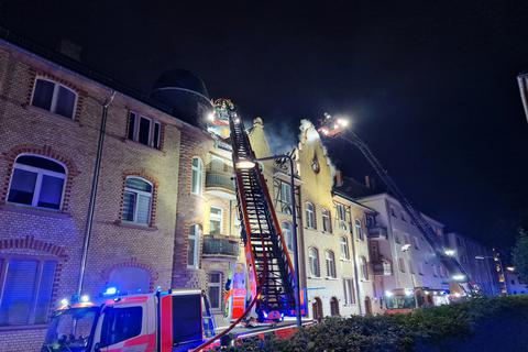 Der Dachstuhl eines Mehrfamilienhauses in der Erbbaustraße in Frankfurt stand am späten Mittwochabend in Flammen.  Foto: 5vision