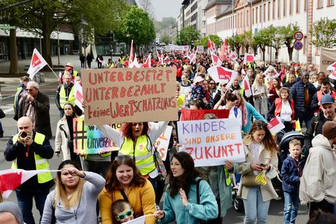 Erzieherinnen und Busfahrer demonstrieren am Freitag, 29. April, zusammen in Mainz. Foto: Sascha Kopp