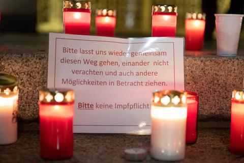 Mit Kerzen und Botschaften demonstrieren Corona-Gegner wie hier in Dresden gegen die Auflagen.  Foto: dpa