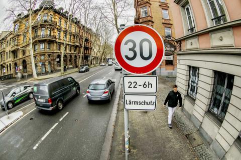 Immer mehr Städte und Gemeinden setzen auf Tempo 30 - hier die Rheinstraße in Mainz.  Foto: Harald Kaster