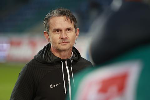 Kaiserslauterns Trainer Dirk Schuster bangt vor dem Spiel gegen Sandhausen um zahlreiche Spieler.