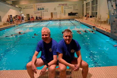 Thorsten Ebert und Markus Wagner, ASV-Trainer, freuen sich über den Re-Start im Hallenbad, während die Jugendgruppe mit Schwimmbrettern trainiert.  Foto. Günther Krämer © 