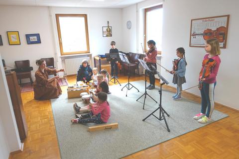 Natalia Viskova (l.) übt mit Früherziehungs-Kindern und Juniorenstreichern für das Konzert. Walter Windisch-Laube