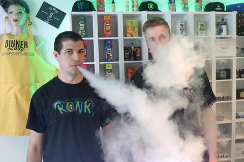 Geschäftsführer Richard Zieske und der leitende Verkäufer in Alsfeld, Nico Martin, erzeugen mächtige Dampfwolken.    Foto: Dickel 