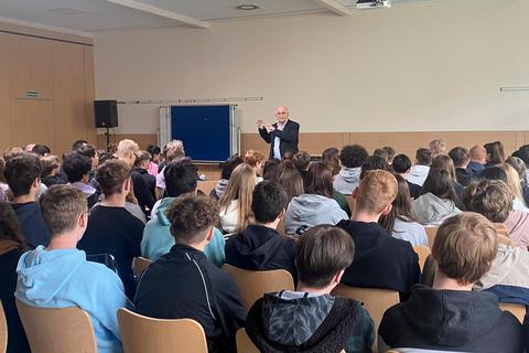 Udo Bullmann beantwortet den Schülern Fragen rund um die Europäische Union und ihre Politik. Geschwister-Scholl-Schule
