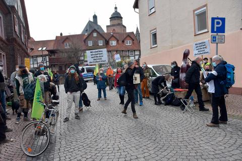 Beginnend vom Alsfelder Bahnhof, ziehen die Demonstranten bis zum Amtsgericht, um für die Freilassung der Inhaftierten zu demonstrieren. Foto: Krämer 