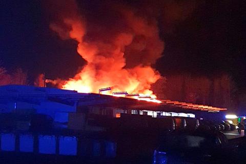 In der Nacht zu Freitag steht das Postverteilzentrum in Alsfeld in Flammen. Fotos: Dickel/Weitzel 