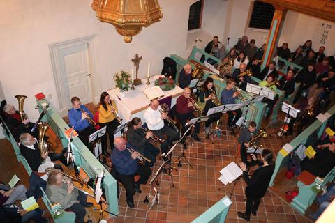 Die Posaunenchöre Alsfeld und Altenburg stimmen die Besucher musikalisch auf die Adventszeit ein. Foto: Traudi Schlitt
