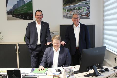 Ralph Kehl (Vorstandsmitglied VR Bank HessenLand), Lothar George und Armin Pfeil (beide Geschäftsführer der Raiffeisen Waren) (von links). Foto: VR Bank HessenLand eG