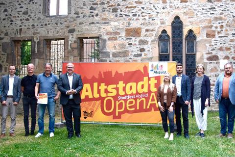 Premiere für Alsfelder Altstadt-OpenAir: Veranstalter und Sponsoren bei der Vorstellung im Klostergarten. Günther Krämer