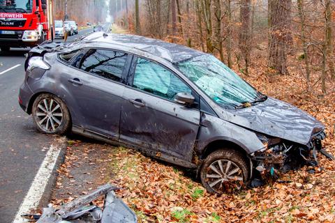 Die 57-jährige Beifahrerin wird bei dem Unfall zwischen Eifa und Eulersorf schwer verletzt. © Fuldamedia