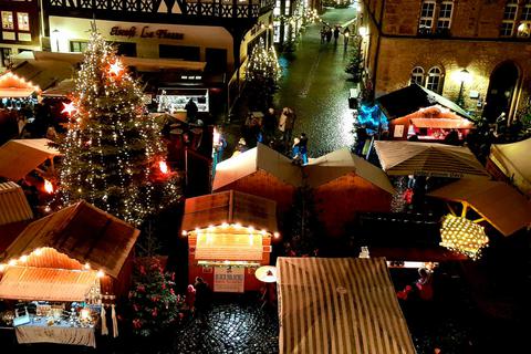 Nach vier Jahren kehrt der Weihnachtsmarkt auf den Alsfelder Markplatz zurück. © Maximilian Gerten