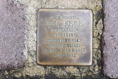 Stolperstein von Rosa Justus am Ludwigsplatz 2 in Alsfeld. Sie wurde am 15. Mai 1944 in Auschwitz ermordet. 