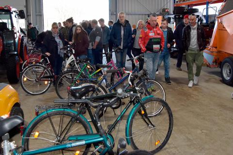Der Ansturm bei der Fund-Fahrräder-Versteigerung am Bauhof ist groß. © Günther Krämer