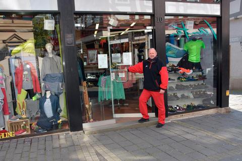 Andreas Stöppler vom Sportstudio Müller in der Mainzer Gasse wird am Montag wieder seinen Laden öffnen. Foto: Krämer 