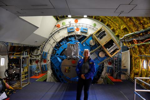 Gertrud Nagel vor dem 17 Tonnen schweren Spiegel-Teleskop. Foto: Nagel 