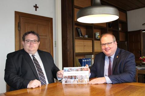 Bürgermeister Stephan Paule (rechts) und Wirtschaftsförderung Uwe Eifert stellen das Willkommenspaket für Gründer vor. Foto: Stadt Alsfeld 