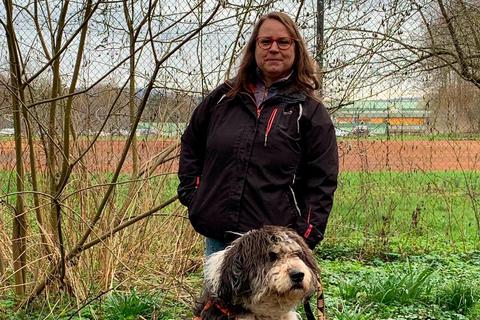 Elvira Lanzenlechner unterwegs mit Berik. Der Hütehund-Mix lebt seit 2019 im Alsfelder Tierheim. Enya Medenbach