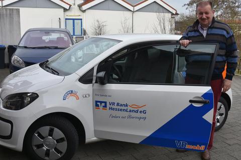 Peter Rahm mit dem von der VR Bank HessenLand gesponsorten Fahrzeug, dass die Pflegebegeleiter-Initiative benutzt. Foto: Krämer 