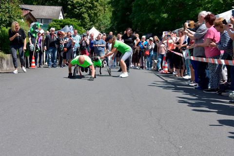 Viele Zuschauer verfolgen das Rennen "Windhund gegen Mensch". Foto: Günther Krämer 