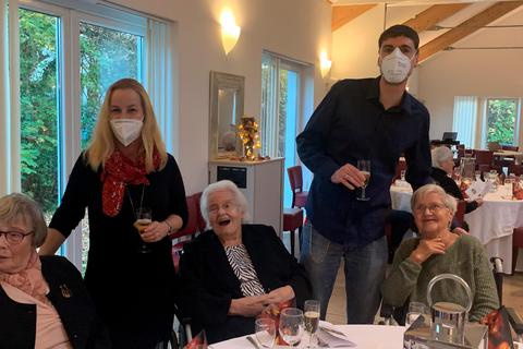 Die Senioren beim gemeinsamen Feiern.  Foto: Susanne Fett  