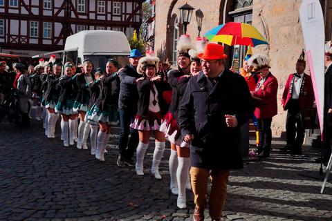 Alsfelds Bürgermeister Stephan Paule führt die Polonaise der Gardetänzerinnen des Alsfelder Carneval Clubs über den Marktplatz an. © Kerstin Rehwald