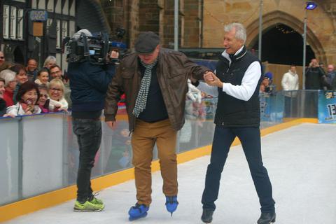 Sogar Bürgermeister Stephan Paule (Mitte) wagt erste Schritte auf dem Eis an der Hand des ehemaligen Eiskunstlaufstars Norbert Schramm. Foto: Frank 