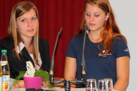 Anna Kassautzki (links) gemeinsam mit Charlotte Spohr während einer Veranstaltung des Vogelsberger Kreisjugendparlaments 2012. Archivfoto: Traudi Schlitt 