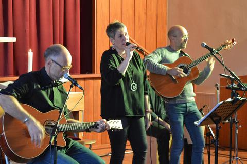 Die Gießener Manu Michaeli-Band beschert einer Vielzahl an Zuhörern in Altenburg ein breites Repertoire an melodischen Kraftquellen. Foto: Buchhammer 