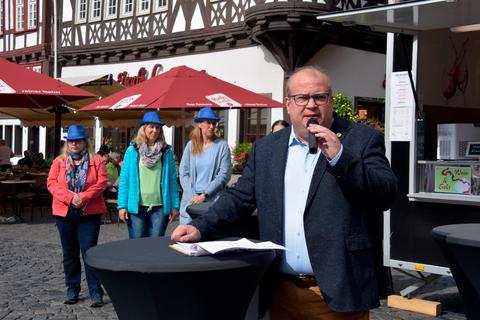 Bürgermeister Stephan Paule bei der offiziellen Einweihung des Marktplatzes. Foto: Günther Krämer 