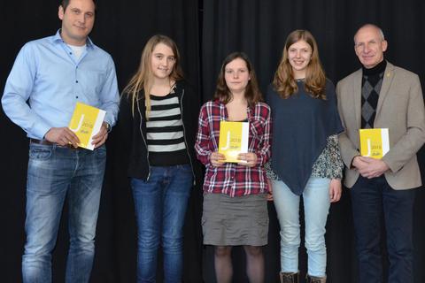 Deutsch-Lehrer Dominik Stradal, Anna Merbs, Laura Nold, Amnna Wecker und Stadtrat Heinrich Muhl (von links). Foto: Matle