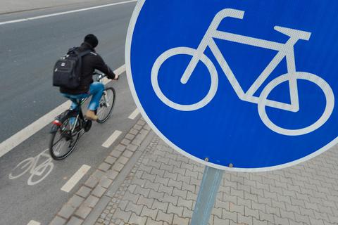 Das Radwegenetz in Alsfeld inklusive aller Stadtteile soll in den kommenden Jahren ausgebaut werden. Ein Konzept wurde nun vorgestellt. © Arne Dedert/dpa