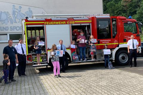 Die Gewinnübergabe des Malwettbewerbs erfolgt auf dem Hof der Feuerwehr. Foto: Schwarzburg