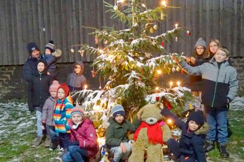 Die Kinder schmücken den Weihnachtsbaum in Windhausen mit selbst gebasteltem Schmuck. © Margaret Perkuhn