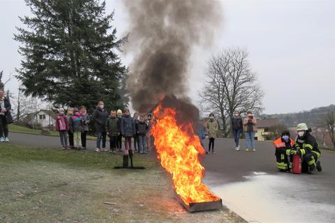 Das Highlight besonderer Unterrichtsstunden: das Löschen eines Brands. Foto: Herbert Schott