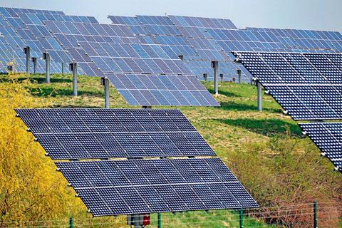 Über einen geplanten Solarpark in Ehringshausen gibt es zwischen Gemeindevertretung und Bürgermeister unterschiedliche Ansichten.  Symbolfoto: dpa 