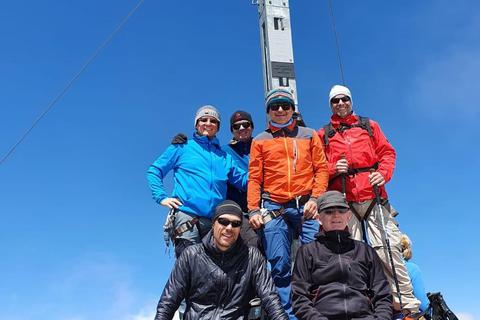Am Gipfelkreuz des Similauns angekommen (von oben, links): Reiner Köhl, Klaus-Dieter Jensen, Markus Hüttl, Dirk Queckbörner und unten rechts Burkhard Köhl. Foto: Kömpf
