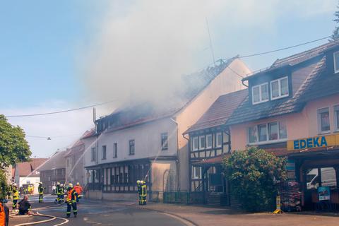 Um das Übergreifen der Flammen auf andere Gebäude zu verhindern, wird ein Nachbarhaus ebenfalls mit Wasser gekühlt. Fotos  Fuldamedia/Stefan Weber 