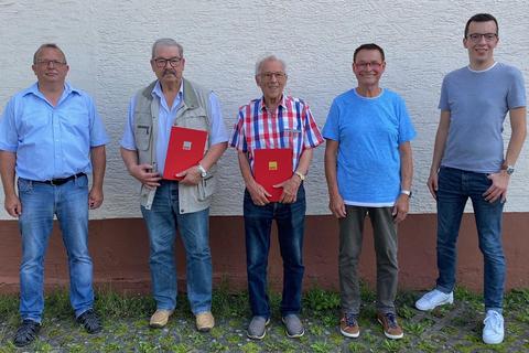 Klaus Weitzel, die geehrten Mitglieder Hans Wilhelm Kurth und Rudolf Ullsperger sowie Gerhard Agel und Patrick Krug (von links). Foto: SPD Grebenau