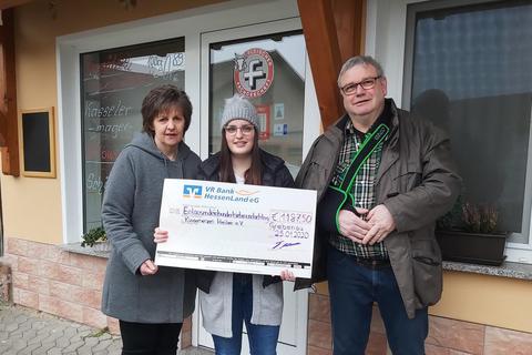 Simone Loch erhält von Tamara und Jürgen Neeb einen Scheck über 1187,50 Euro für den Verein „Kinderherzen heilen“ Foto: Graulich