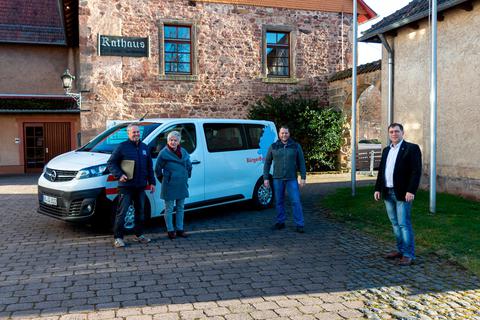 Renato und Susanna Fuhrmann stellen den neuen vollelektrischen Bürgerbus gemeinsam mit Martin Heddrich und Lars Wicke (von links) vor. Foto: Christian Dickel 