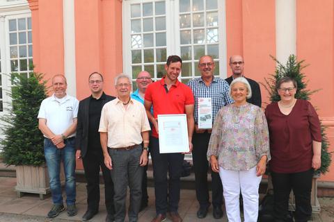 Die strahlenden Gewinner vom Förderverein Historische Brücke Hartmannshain durften den mit 7 500 Euro dotierten Ehrenamts-Preis des Hessischen Denkmalschutzpreises aus Wiesbaden mit nach Hause nehmen. Foto: Eigner 