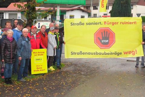 Die Bürgerinitiative Strabs Grebenhain mit Gerold Beckmann (2.v.r.) - hier bei einer Kundgebung in Hartmannshain - fordert seit Jahren eine Abschaffung der Straßenausbaubeiträge. Archivfoto: Eigner 