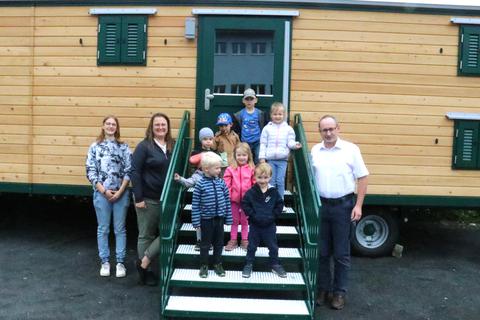 Die Gemeinde Grebenhain hat einen "Wichtelwagen" für den Waldkindergarten angeschafft.