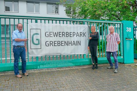 Anna Igl und Karl Hansel sowie Bürgermeister Sebastian Stang (links) sind mit der Entwicklung des "Gewerbeparks Grebenhain" zufrieden. Auf dem Außengelände stehen weitere Gewerbeflächen zur Verfügung. Fotos: Stock 
