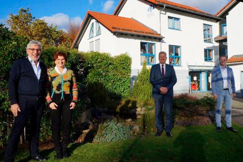 Burgunde und Jürgen Heel (links) übergeben das Pflegeheim, das sie 40 Jahre geleitet haben, an Nachfolger. Thorsten Junk (Mitte) und Dr. Dominik Reinhardt (rechts) sind zwei der vier neuen Besitzer.  Foto: Privat 