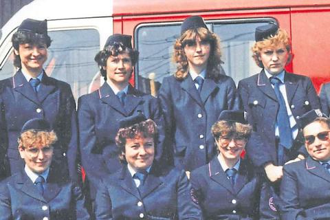 So fing es an: Gruppenbild der Frauenabteilung der Freiwilligen Feuerwehr Hartmannshain, die als erste solche Abteilung im Vogelsberg im Jahr 1976 gegründet worden ist. Das Bild wurde anlässlich des zehnjährigen Jubiläums 1986 gemacht. Foto: FFW Hartmannshain 